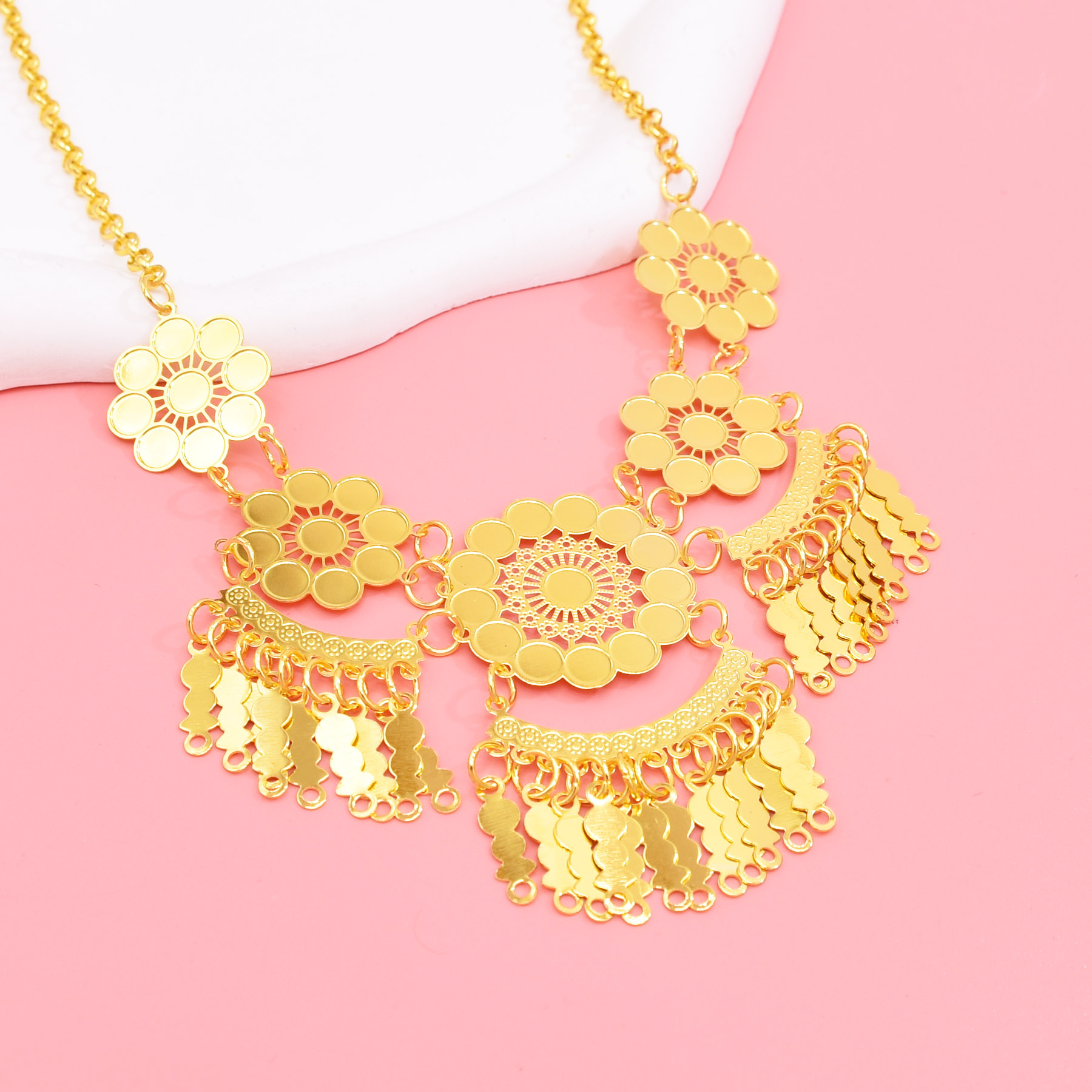 Hohle geschnitzte Blumen-Anhän – Women Accessories Dubai Bewertung und Preis