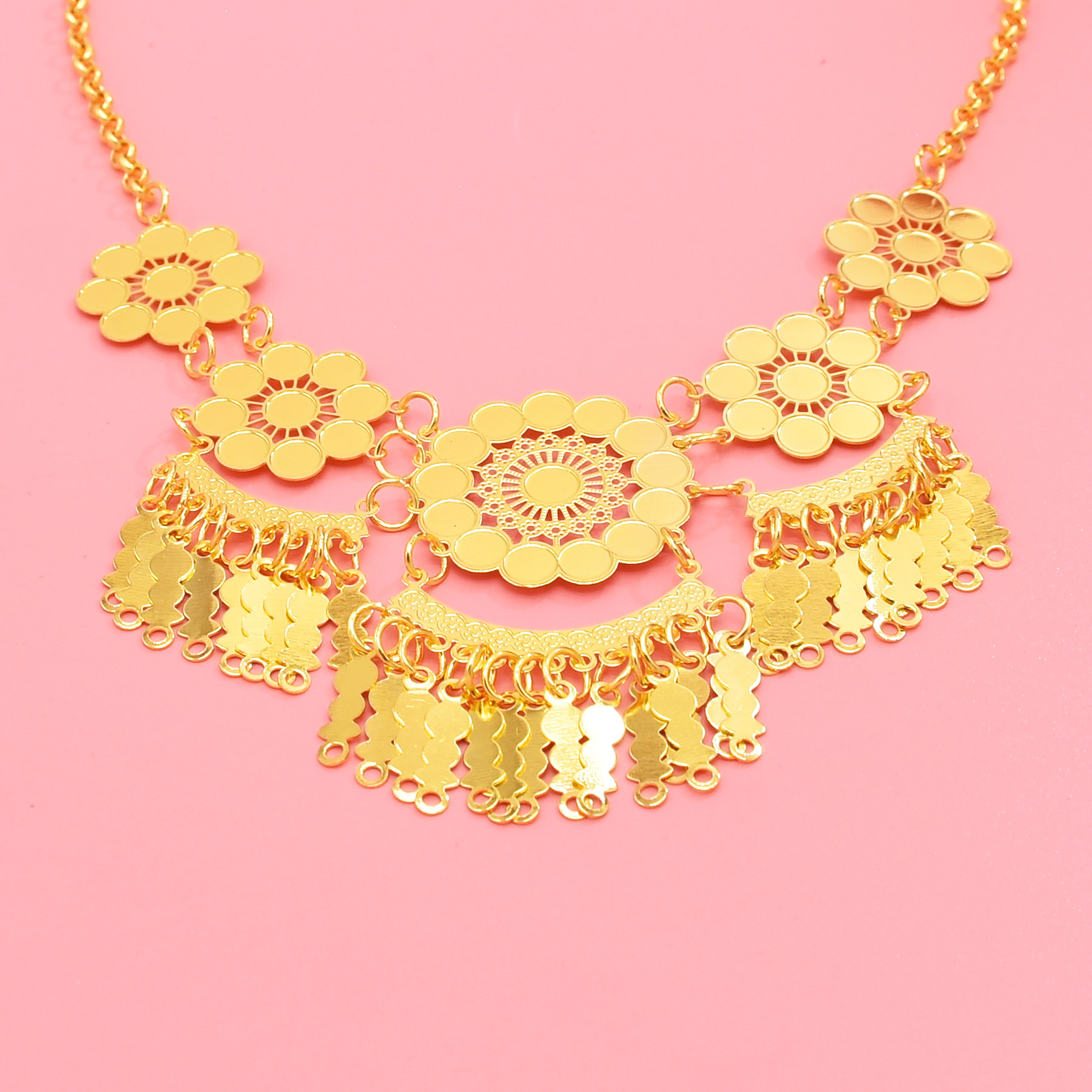 Hohle geschnitzte Blumen-Anhän – Women Accessories Dubai Bewertung und Preis